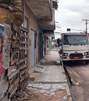 [Vídeo] Caminhão quebra no meio da Rua Brasília e deixa trânsito lento no bairro em Arapiraca