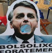 Imagem de Bolsonaro é colocada em lixeiras distribuídas na orla de capital nordestina