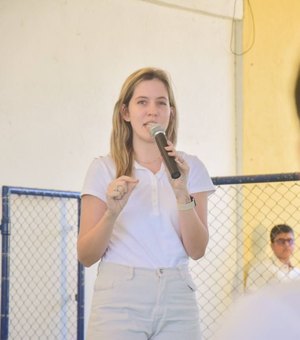 Deputada Cibele Moura visita escola em Ouro Branco e conversa com alunos sobre o Agosto Lilás