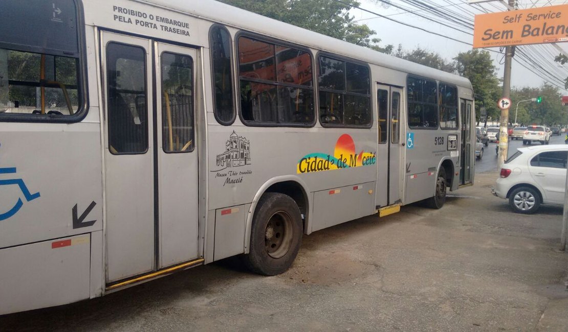 Assaltantes rendem motorista e fazem arrastão em ônibus de Maceió