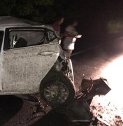 [Vídeo] Homem fica presos às ferragens após acidente de carro em Branquinha