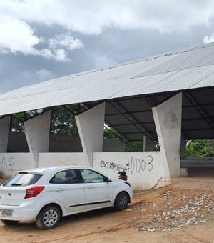 Moradores lamentam obra de quadra poliesportiva abandonada no Passo de Camaragibe