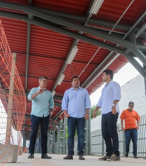 Vice-prefeito vistoria obras na estação do VLT no Bom Parto