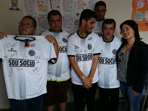ASA presenteia alunos especiais da Escola Hugo Lima com camisas alvinegras