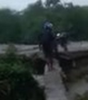 [Vídeo] Ponte de povoado em Girau do Ponciano é destruída pela força da água