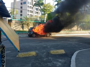 Veículo pega fogo no Centro de São Miguel dos Campos