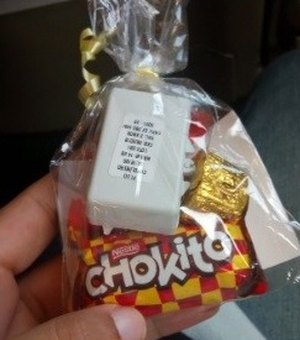 Mãe distribui doces em avião, caso sua filha chore na viagem