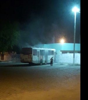 Bandidos invadem coletivo e tentam incendiá-lo em terminal da capital