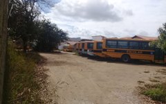 Ônibus escolares parados na garagem, em Arapiraca