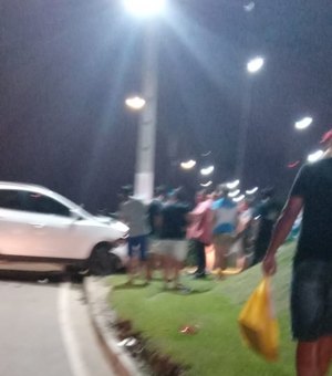 Veículo sai  da pista e colide com poste de luz em Campo Alegre