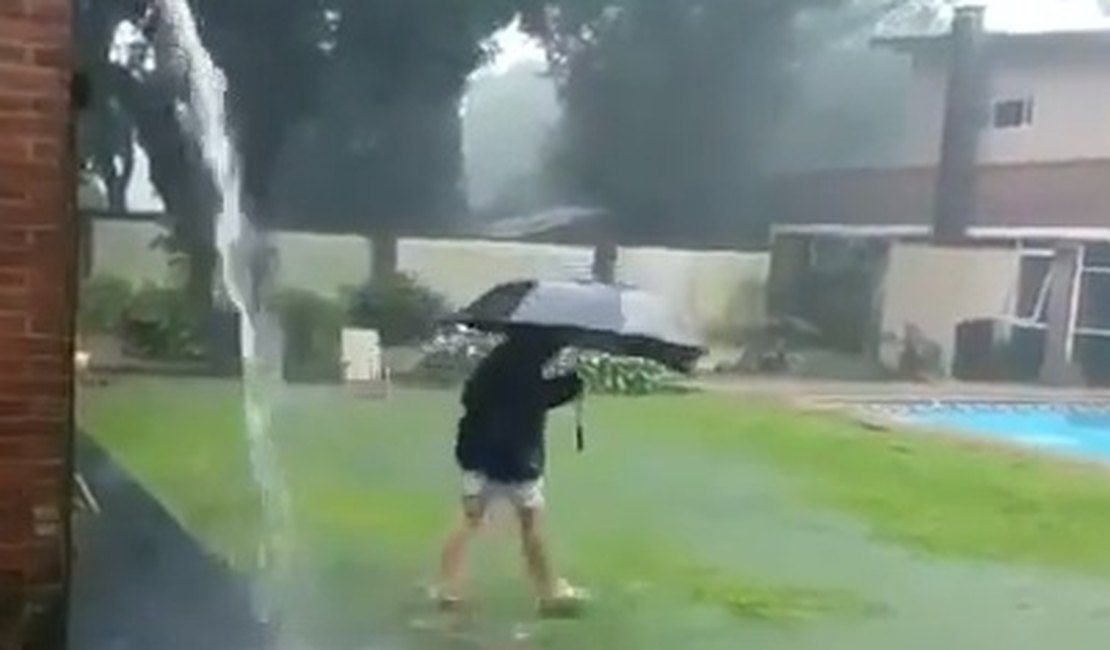 [Vídeo] Mãe flagra filho sendo atingido por raio durante banho de chuva