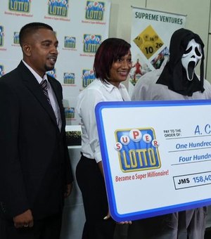 Ganhador de loteria recebe prêmio com máscara para não ser identificado