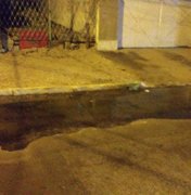 Moradores reclamam de vazamento de água no bairro do Farol