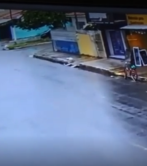 Colisão entre carro e moto deixa dois feridos no Santo Eduardo, em Maceió