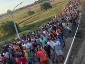 Multidão sobe o Morro Santo da Massaranduba em caminhada penitencial da Sexta-Feira da Paixão