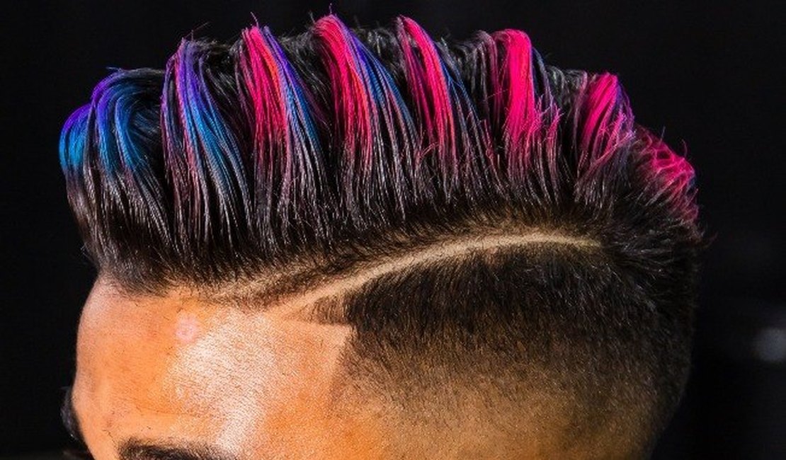 Mechas quiff em clima de carnaval! Veja o passo a passo de como fazer em casa