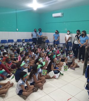 Policiais dão palestra em escola de Maragogi no Dia do Soldado