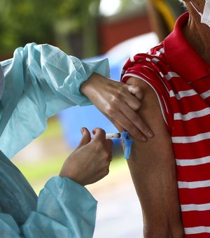 Governo agiliza processo de aquisição de vacinas da Índia e Rússia