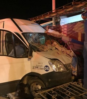 Motorista de van perde o controle e atinge casa em Maceió