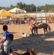 [Vídeo] Deputado Dudu Hollanda cai de cavalo em vaquejada e vídeo viraliza