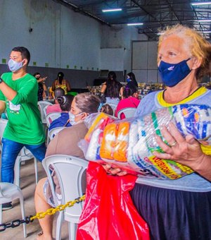 Famílias em situação de extrema vulnerabilidade social recebem cestas básicas de Arapiraca