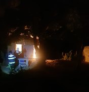 [Vídeo ] Morador esquece vela acesa e incêndio destrói casa em Penedo