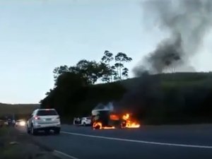 [Vídeo] Carro pega fogo após colisão em Branquinha