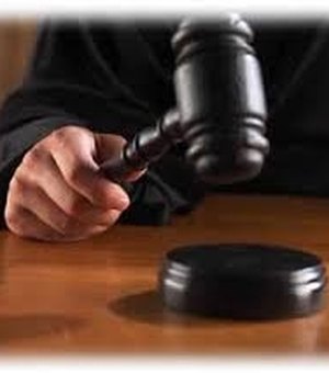 Justiça condena empresa a pagar R$ 14 mil por constranger casal de mulheres