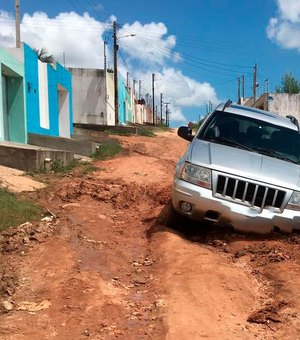 [Vídeo] Buracos e lama deixam ruas intransitáveis em bairro de Arapiraca