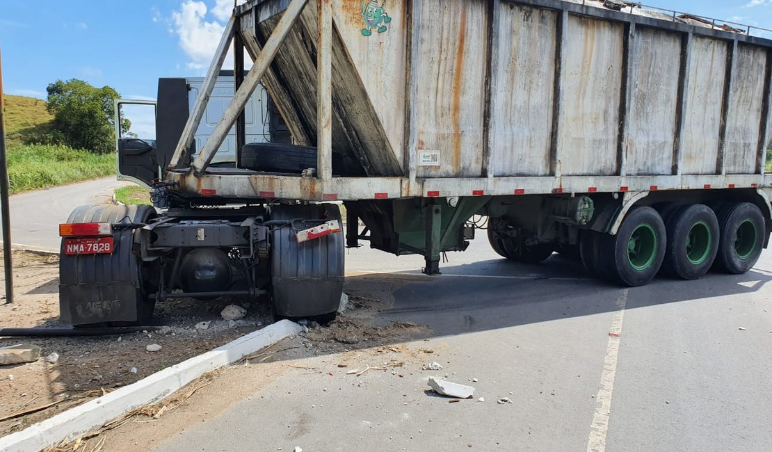 Motorista de caminhão desvia de carro e acidente é registrado em São Luís 