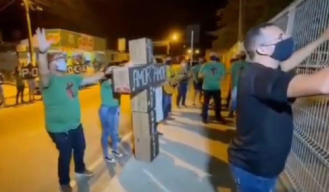 [Vídeo] Evangélicos fazem clamor e frente à Unidade Sentinela em Arapiraca