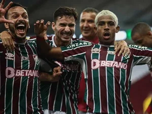 John Kennedy faz dois, Fluminense vai melhor e vence o Flamengo no Brasileirão