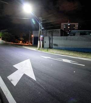 Rua Íris Alagoense ganha nova iluminação e sinalização
