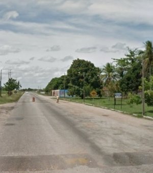 Homem de moto bate em poste e morre em rodovia de Penedo