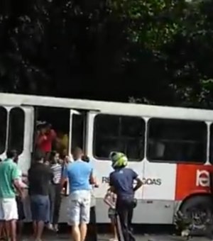 [Vídeo] Motorista perde o controle de ônibus e colide em mureta na Ladeira Geraldo Melo