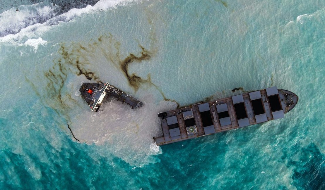 Navio petroleiro encalhado nasIlhas Maurício se parte em dois