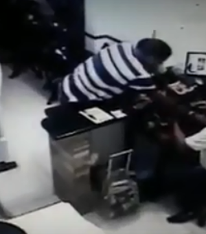 [Vídeo] Dupla invade restaurante japonês e rouba clientes e funcionários 