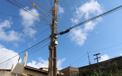 Pipas com cerol ficam enganchadas na rede elétrica de Maragogi