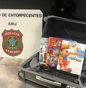 Mulher esconde 7kg de cocaína em livros infantis e é presa pela PF