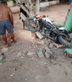 Moto colide em muro de residência e deixa feridos em Taquarana