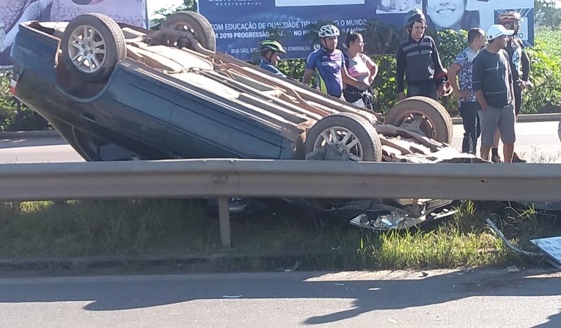 Colisão termina em capotamento próximo à shopping em Arapiraca