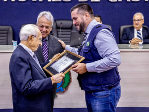 Leonardo Dias entrega título de cidadão honorário a Dom Henrique Soares da Costa