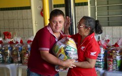 Alunos da Pestalozzi recebem cestas básicas e emocionam doadores