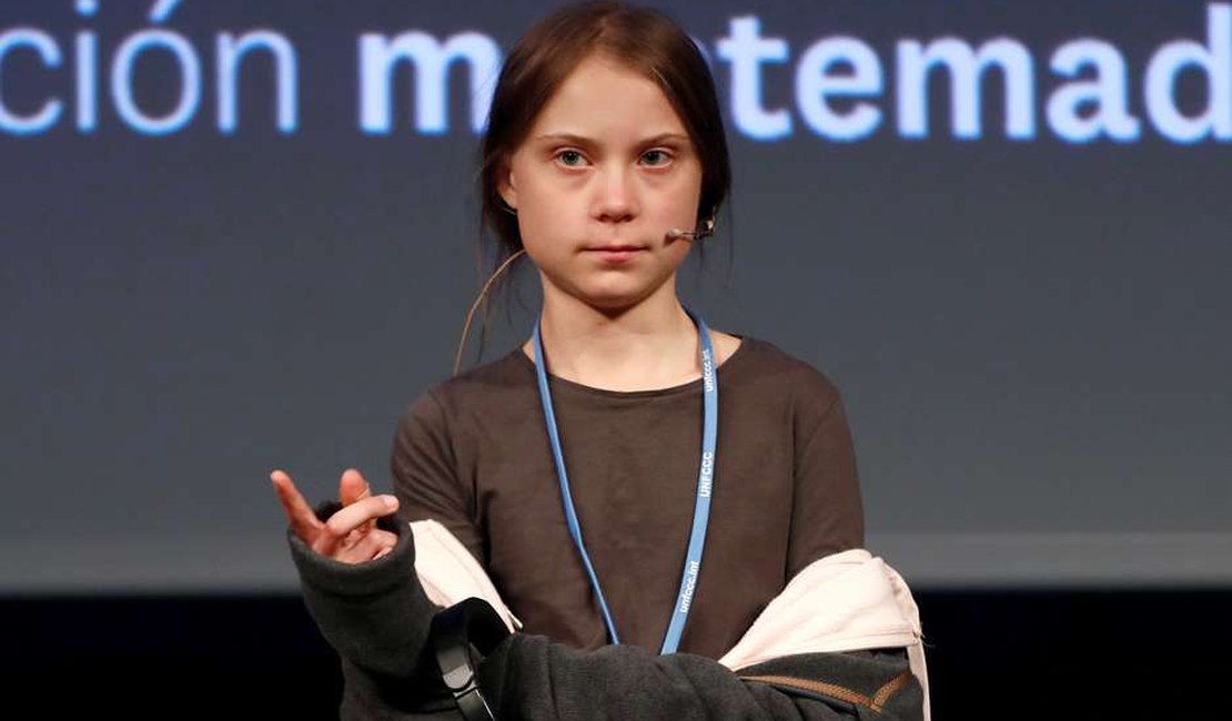 Greta Thunberg viaja sentada no chão de trem e gera críticas a empresa alemã