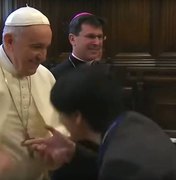 Papa acirra polêmica entre alas do Vaticano ao recusar beija-mão; assista