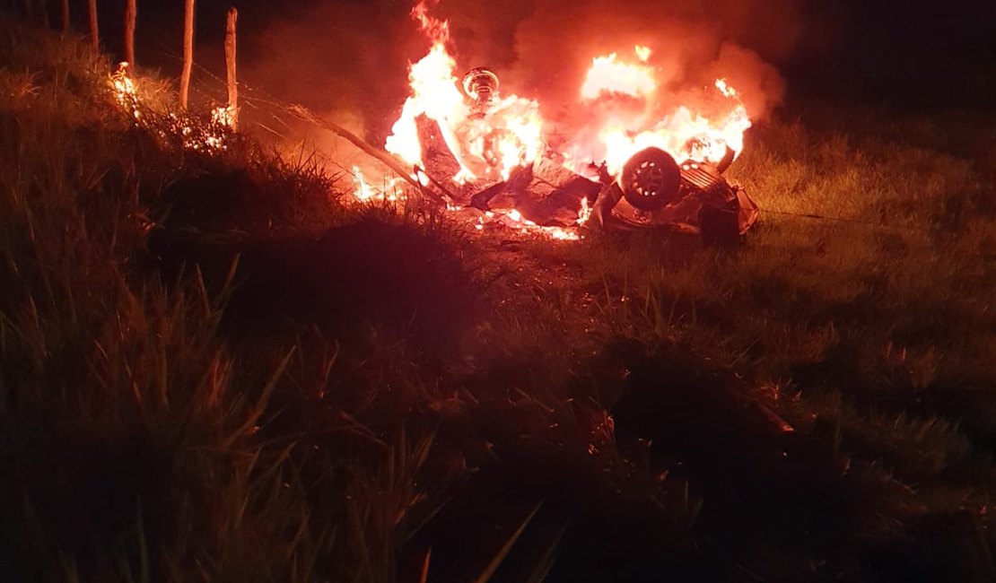 Carro fica em chamas após acidente  na AL 101 Sul