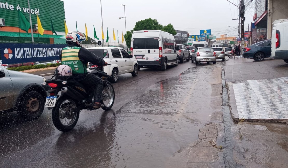 [Vídeo] Segunda-feira amanhece chuvosa em Arapiraca e trânsito fica congestionado