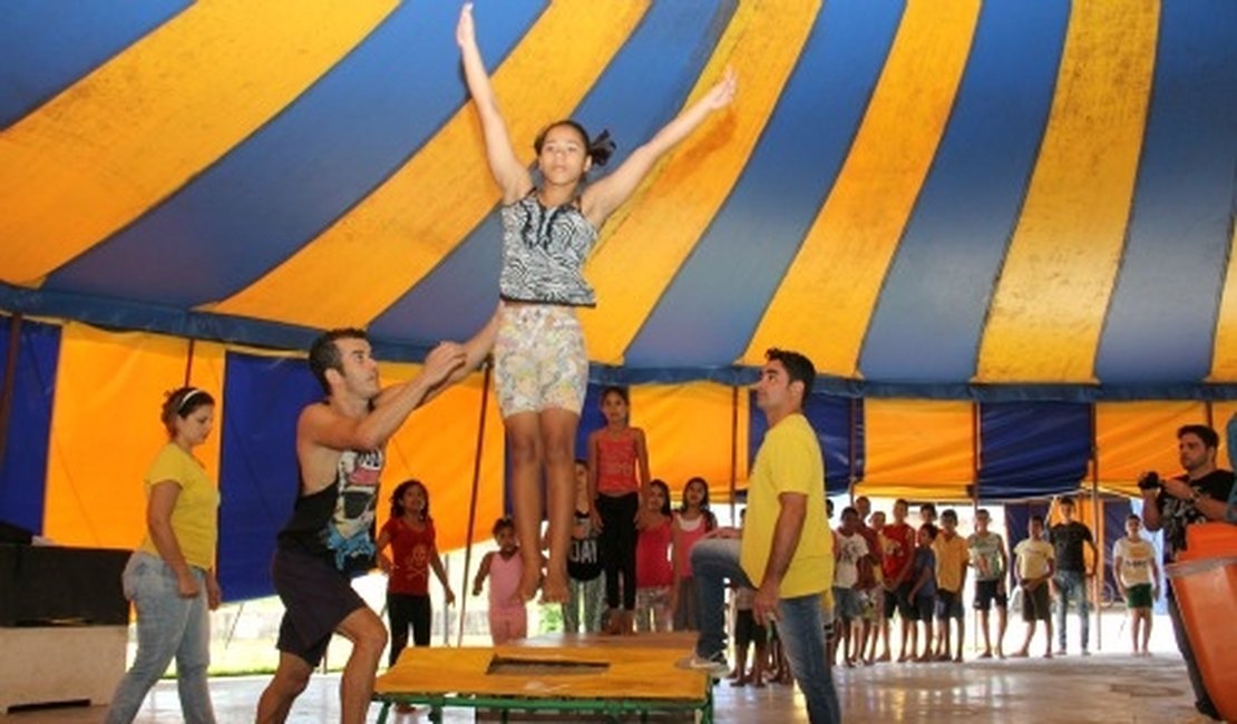 Campeão de Ginástica dá aula a crianças na Escola de Circo