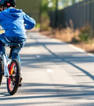 Menino de 11 anos é suspenso da escola e foge de casa de bicicleta 