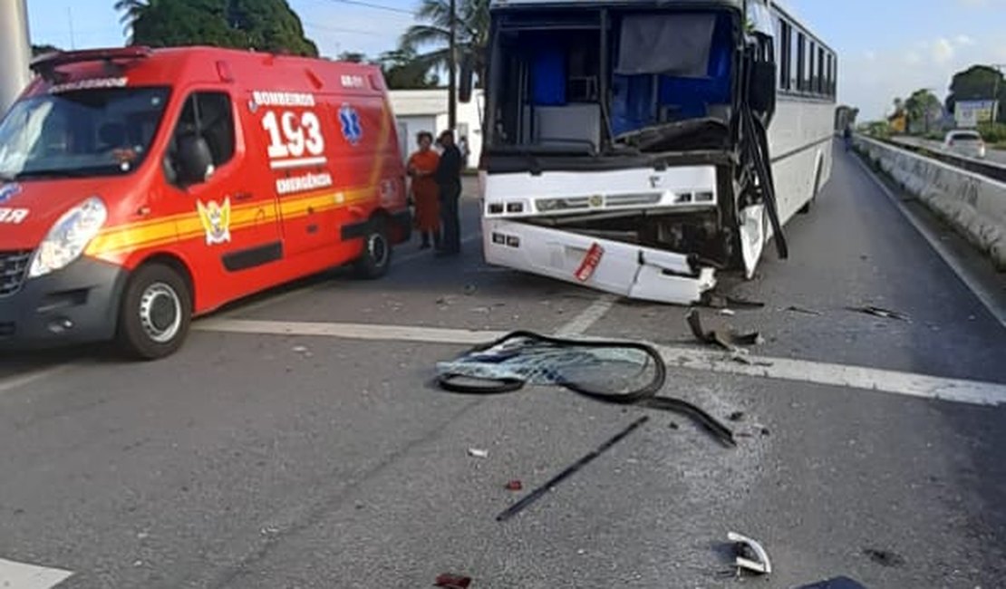 Acidente com ônibus de universitários deixa feridos na BR-104